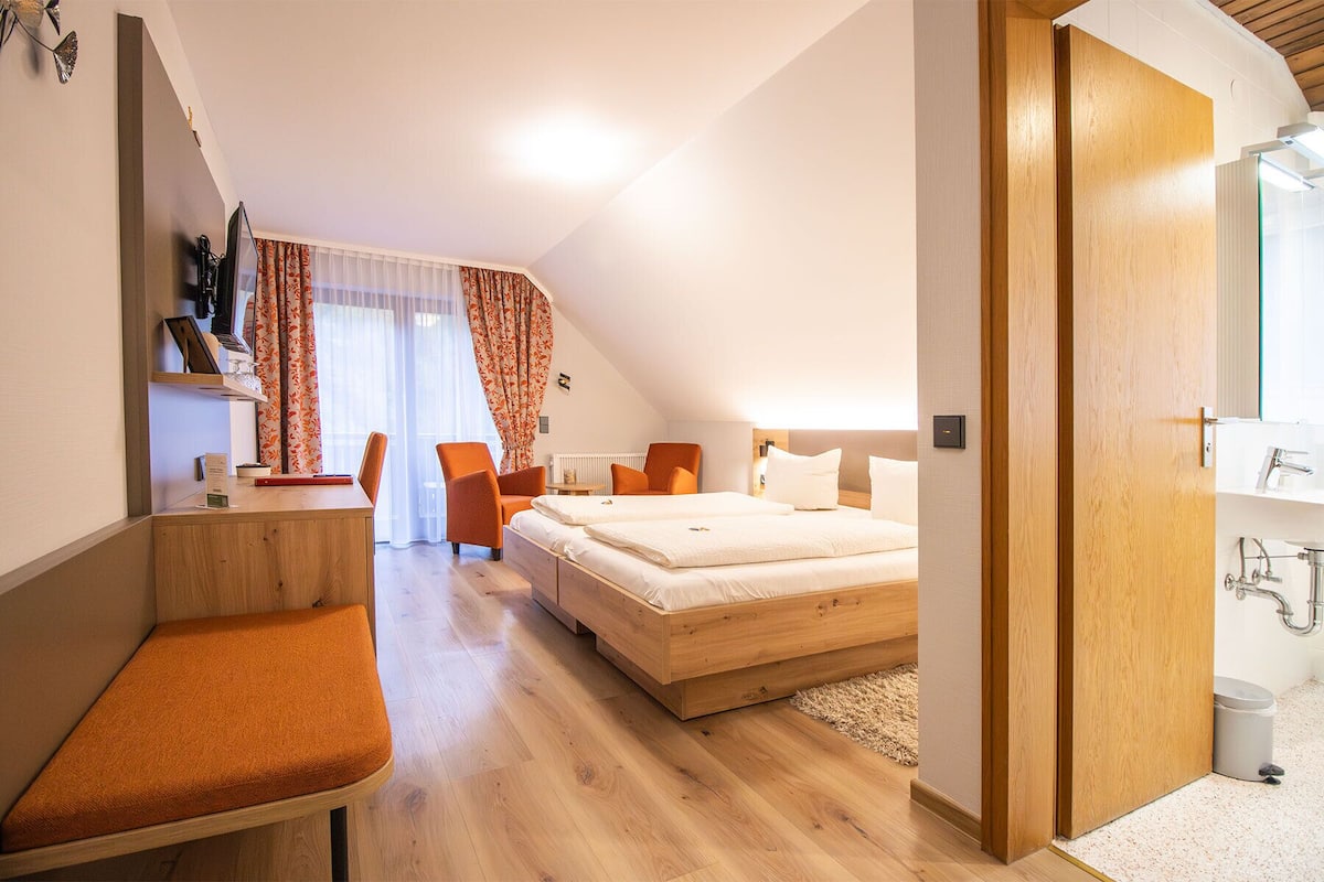 Doppelzimmer, Balkon, Gartenblick | Zimmersafe, Verdunkelungsvorhänge, kostenloses WLAN