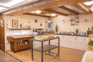 Sudah termasuk sarapan prasmanan setiap hari