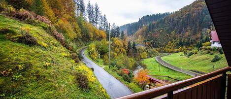 Habitación doble, balcón, vista al jardín | Caja de seguridad en la habitación, cortinas blackout y wifi gratis