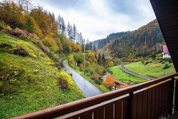 Kamar Double, balkon, pemandangan kebun | Brankas, tirai kedap cahaya, dan Wi-Fi gratis