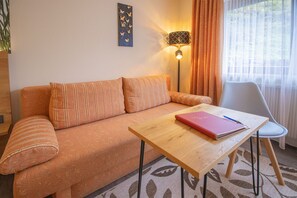 Deluxe-Doppelzimmer, Balkon, Gartenblick | Zimmersafe, Verdunkelungsvorhänge, kostenloses WLAN