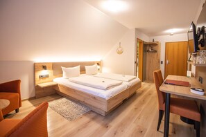 Habitación doble, balcón, vistas al jardín | Caja fuerte, cortinas opacas, wifi gratis y ropa de cama