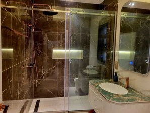 مجففات شعر، مناشف، صابون، ورق حمّام