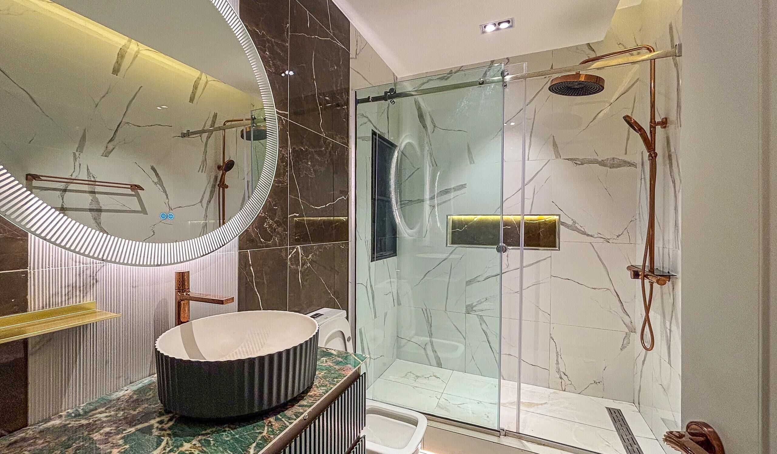 Shower, hair dryer, bidet, towels