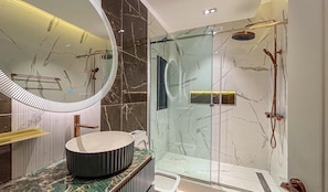 Secadora de cabello, toallas, jabón, papel de baño