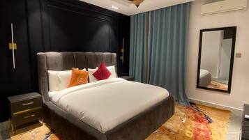 Tabla de planchar con plancha, wifi y ropa de cama