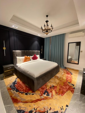 Tabla de planchar con plancha, wifi y ropa de cama