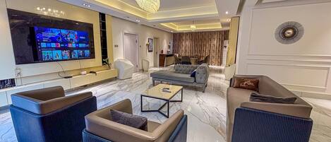 Een televisie en een open haard