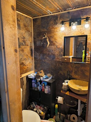 Secadora de cabello, toallas, jabón, papel de baño