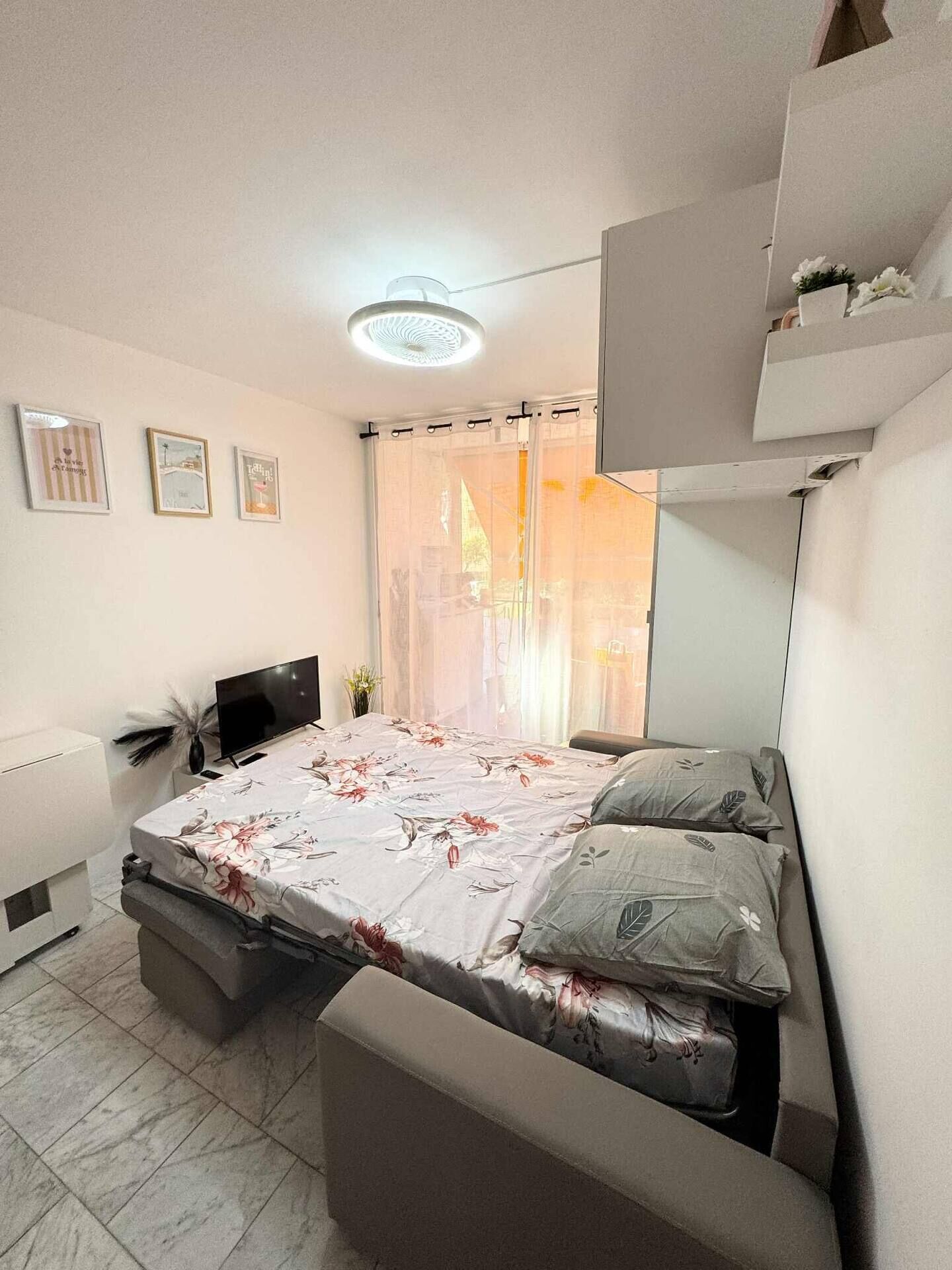 1 slaapkamer, een strijkplank/strijkijzer, wifi, beddengoed