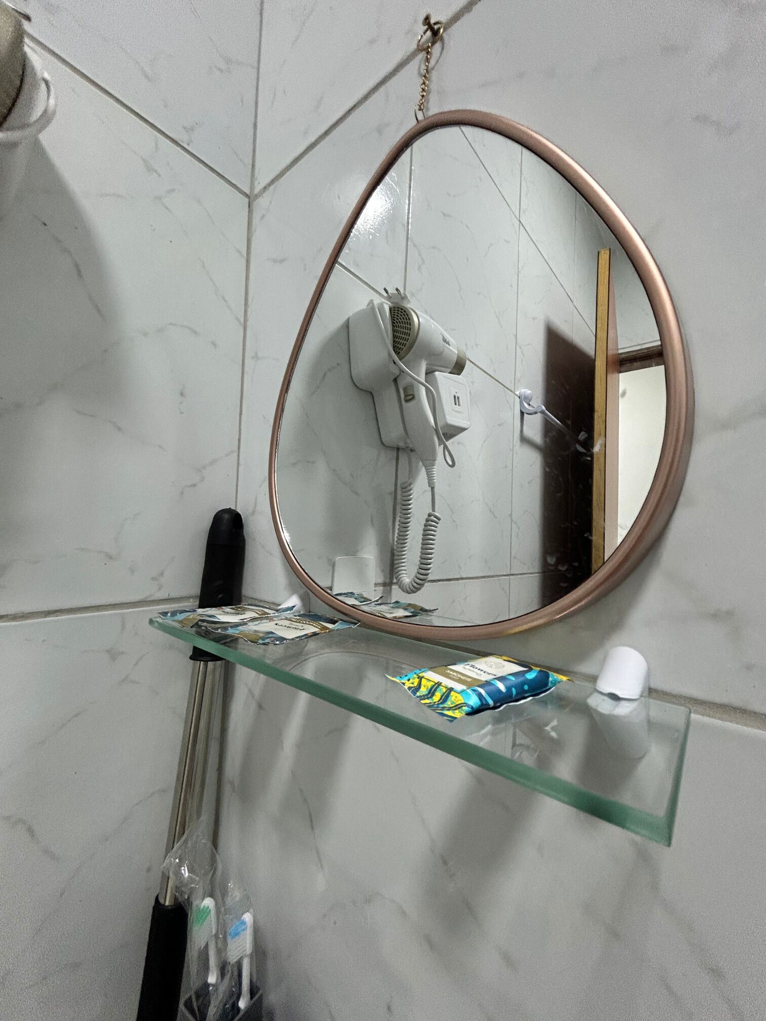 Haartrockner, Handtücher, Seife, Toilettenpapier