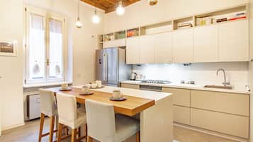 Frigorifero, microonde, forno, piano cottura