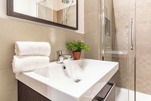 Dusche, kostenlose Toilettenartikel, Haartrockner, Bidet