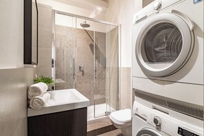 Douche, articles de toilette gratuits, sèche-cheveux, bidet