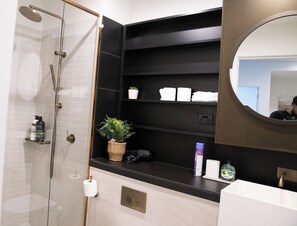 Hair dryer, towels, soap, toilet paper - Home in the Sky 2BR,2BA with City Views,Pool & Gym (Melbourne)