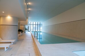 Indoor pool - Home in the Sky 2BR,2BA with City Views,Pool & Gym (Melbourne)