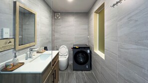 Haartrockner, Handtücher, Seife, Toilettenpapier