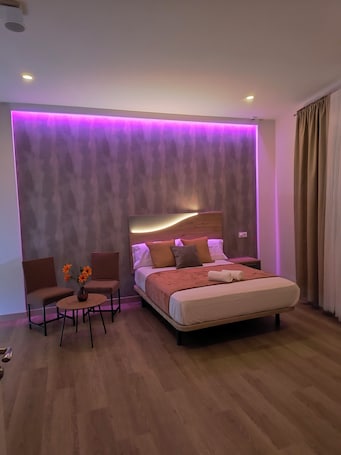 Deluxe Suite | Blackout curtains, soundproofing, iron/ironing board, free WiFi