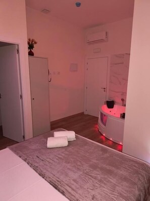 Habitación doble superior | Cortinas blackout, insonorización y tabla de planchar con plancha 