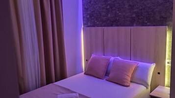 Rideaux occultants, chambres insonorisées, fer et planche à repasser