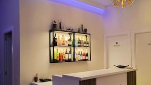 Uma mesa de recepção com uma placa que diz 'Paradise Suites'.