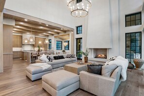 Smart TV, chimenea y oficina 