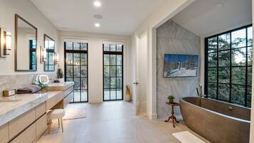 Douche, sĂšche-cheveux, bidet, serviettes fournies