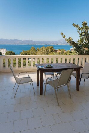 Outdoor dining - 3 Bed Villa - Sleeps 12 - Pets - Pool - Hot Tub (Chalcis)