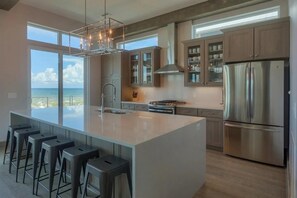 Rumah, pemandangan samudra | Dapur pribadi | Lemari es besar, microwave, oven, dan kompor