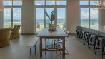 Ferienhaus, Meerblick | Essbereich im Zimmer