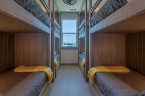 Rumah, pemandangan samudra | Meja kerja, ruang kerja ramah laptop, dan setrika/meja setrika