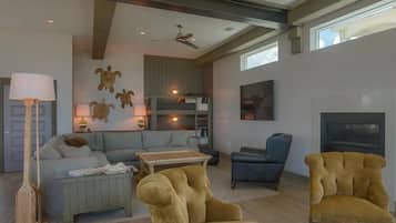 Ferienhaus, Meerblick | Wohnbereich | 75-Zoll-Smart-TV mit Digitalempfang, Netflix, Hulu