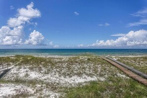 Di pantai dan pasir putih