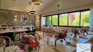 Déjeuner et dßner servis sur place, vue sur le jardin