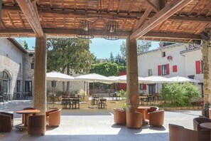 Déjeuner et dîner servis sur place, vue sur le jardin 