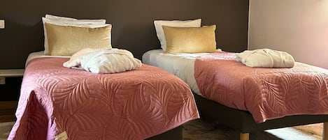 Blackout curtains, free WiFi