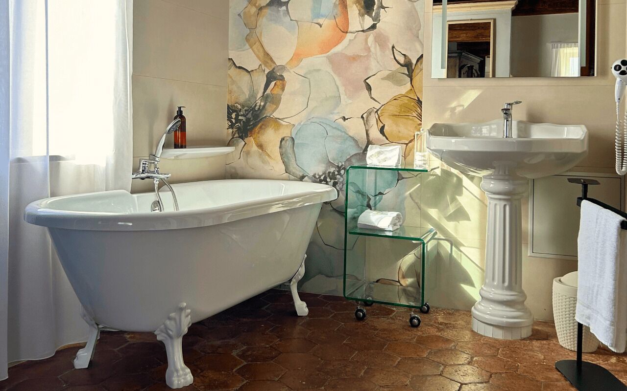 Habitación doble Deluxe, vista al jardín | Baño | Pantuflas 