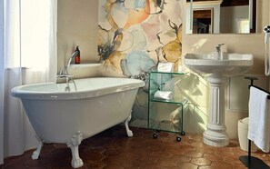 Habitación doble Deluxe, vista al jardín | Baño | Pantuflas 