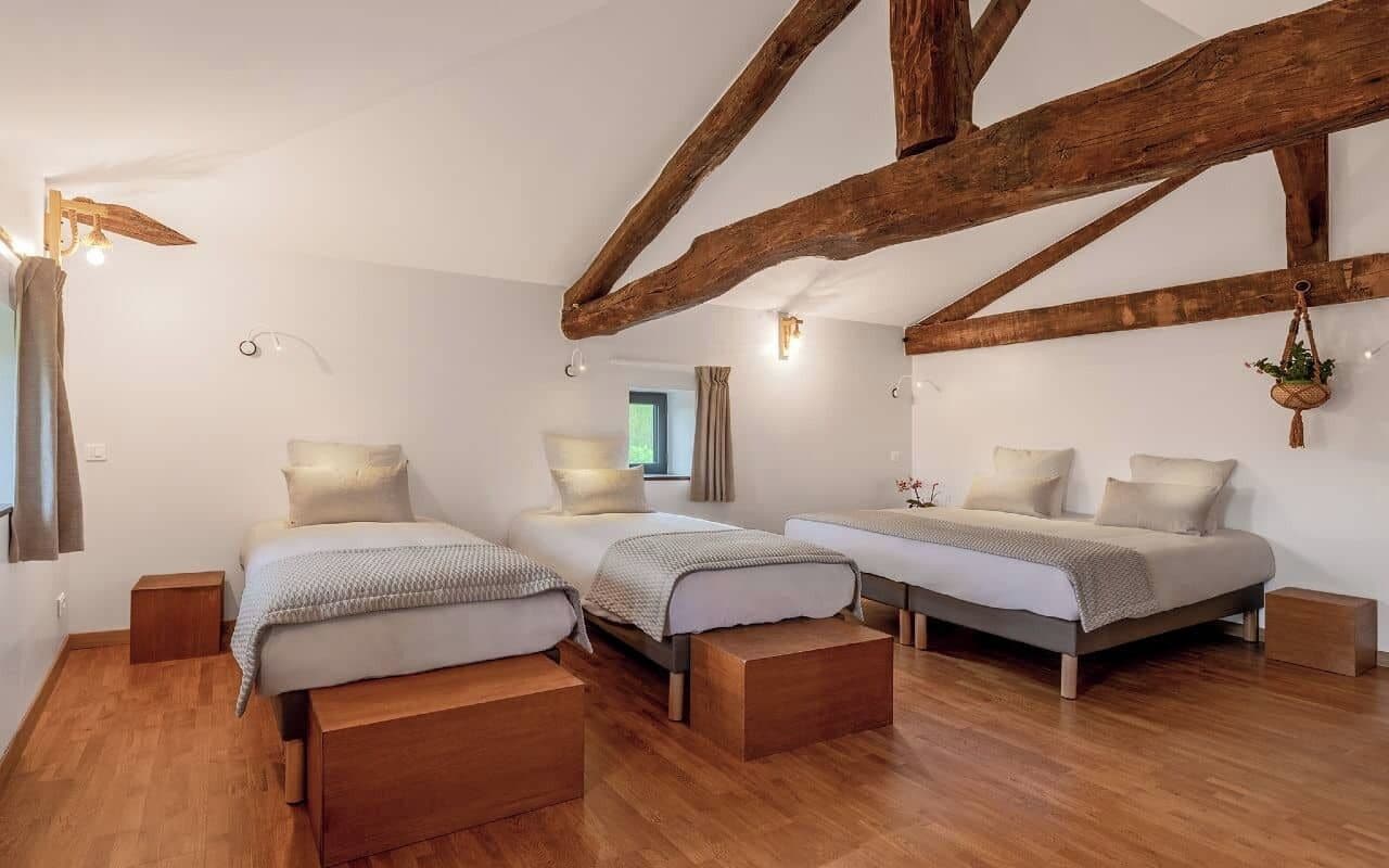 Habitación cuádruple Deluxe, vista al jardín | Cortinas blackout y wifi gratis 