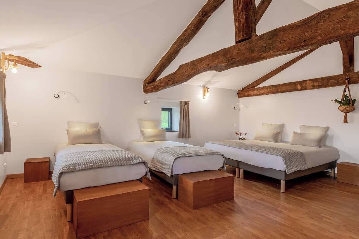 Habitación cuádruple Deluxe, vista al jardín | Cortinas blackout y wifi gratis