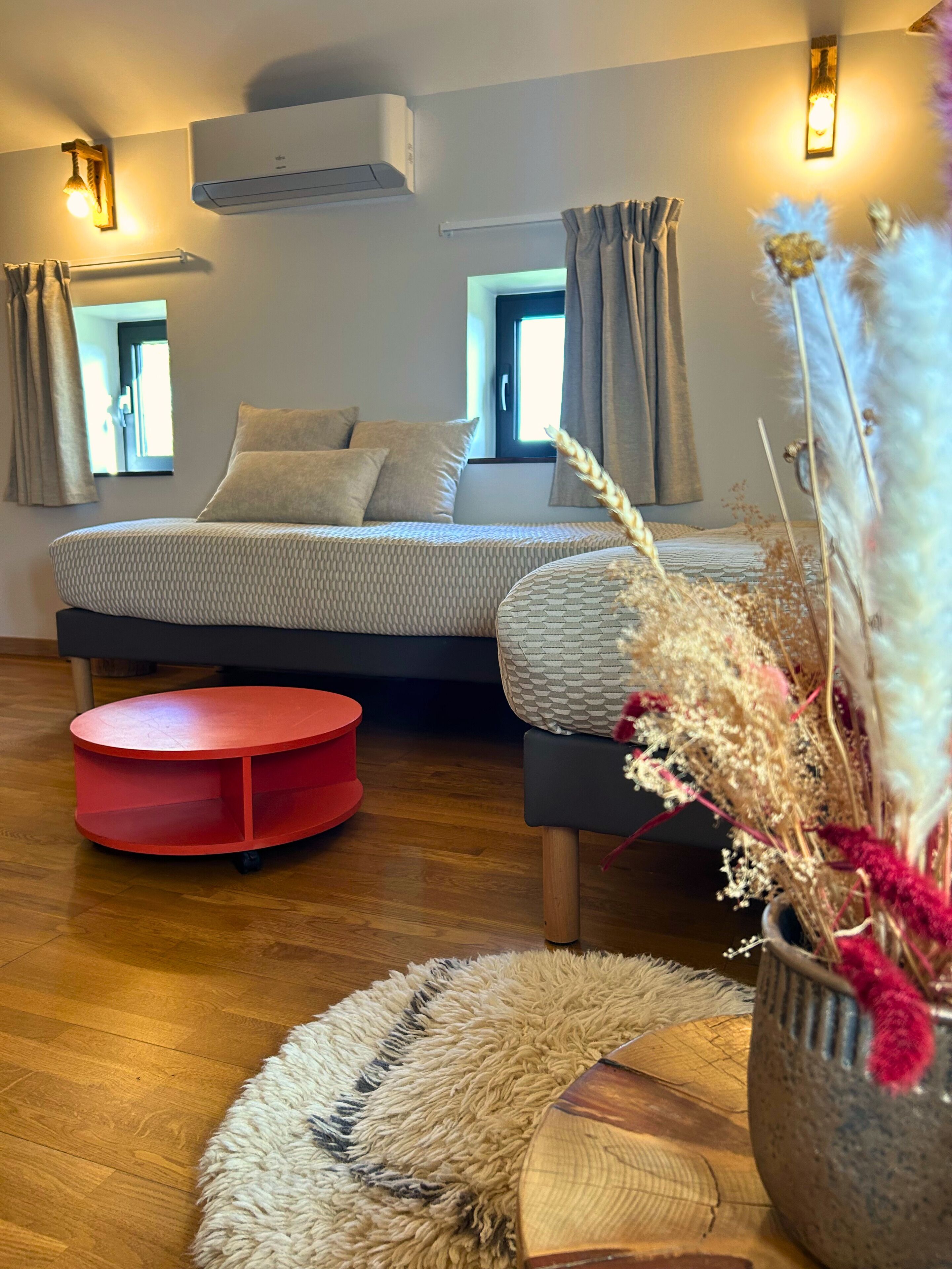 Habitación cuádruple Deluxe, vista al jardín | Cortinas blackout y wifi gratis 