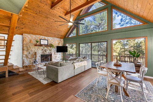 Serene 3 Bedroom Log Cabin in the Ponderosa Pines of Flagstaff