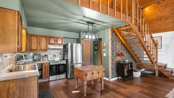 Réfrigérateur, micro-ondes, four, plaque de cuisson