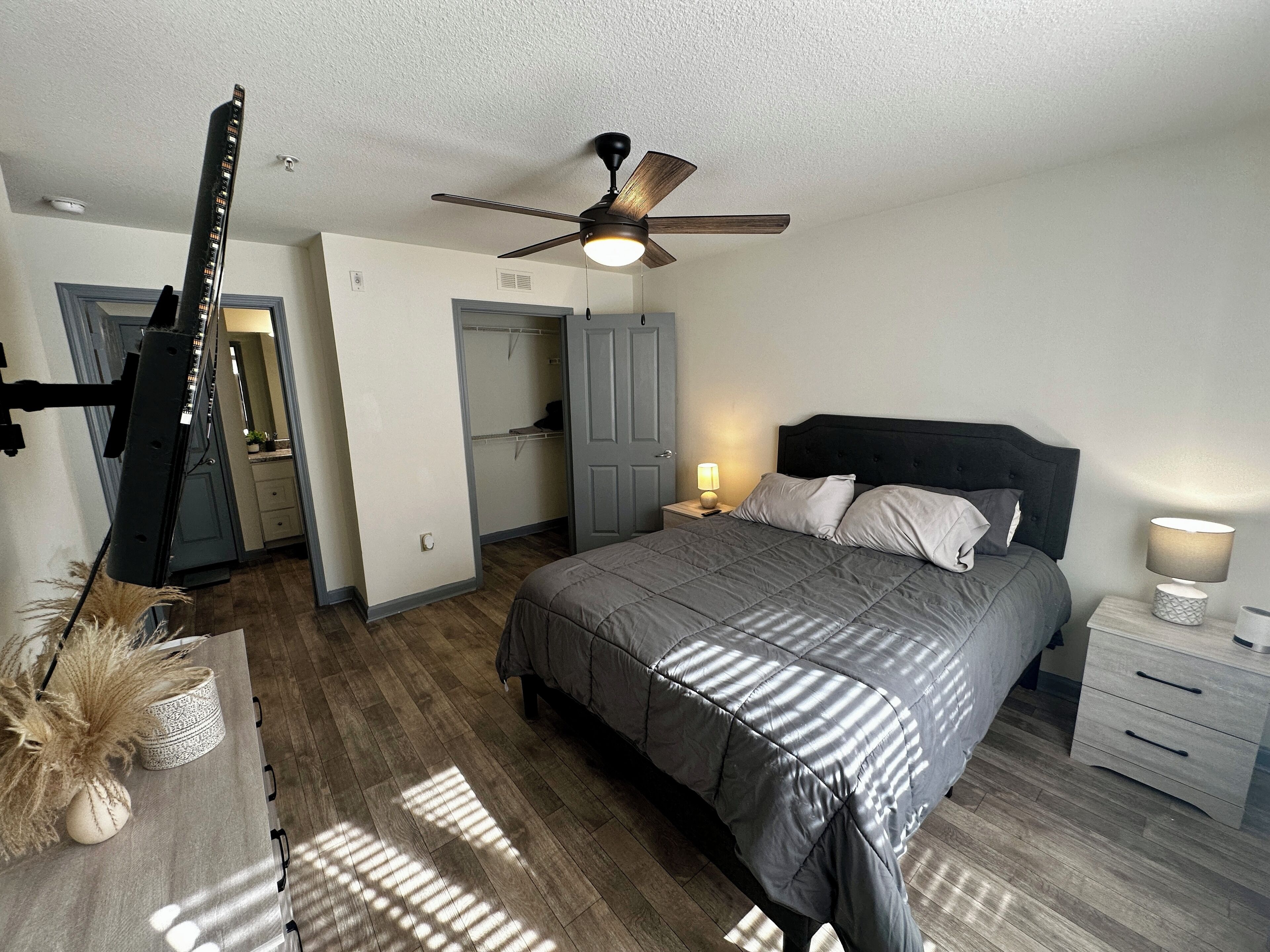 2 habitaciones, escritorio, tabla de planchar con plancha y wifi gratis 