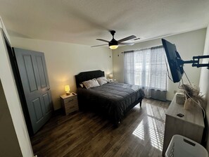 2 habitaciones, escritorio, tabla de planchar con plancha y wifi gratis 