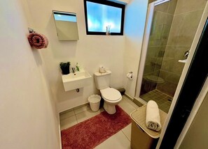 Shower, towels, soap, toilet paper - Luxury Skyline Escape - with a Cosy Pool and Barbecue Area and City lights View (Randburg)