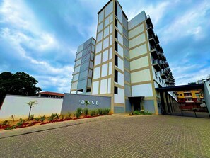 Exterior - Luxury Skyline Escape - with a Cosy Pool and Barbecue Area and City lights View (Randburg)