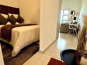 1 bedroom, iron/ironing board, WiFi, bed sheets - Luxury Skyline Escape - with a Cosy Pool and Barbecue Area and City lights View (Randburg)