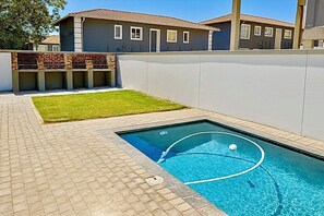 Pool - Luxury Skyline Escape - with a Cosy Pool and Barbecue Area and City lights View (Randburg)