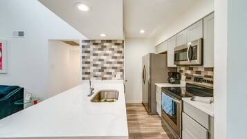 Een magnetron, een oven, een kookplaat, een vaatwasser